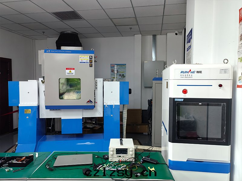 Dual-axis temperature-controlled turntable